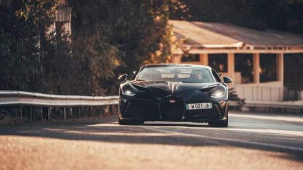 Историческая встреча Bugatti Divo и его старшего брата Type