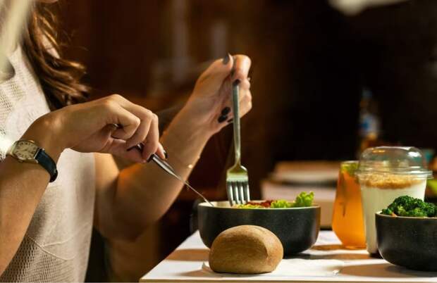 Ученые назвали лучшее время для ужина