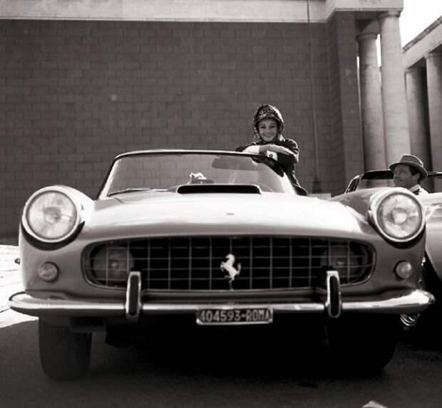 ОДРИ ХЕПБЕРН И ЕЁ ФЕРРАРИ 250 ПФ КАБРИОЛЕТ