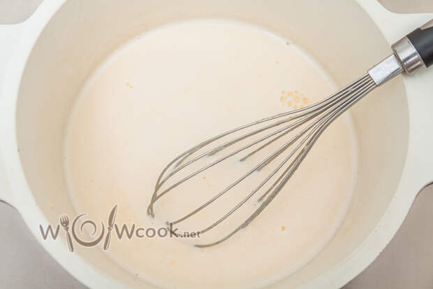 молоко в кастрюле с антипригарным покрытием или сотейнике из нержавейки + яйца