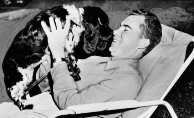 RichardNixoandhisdogCheckers-610x372