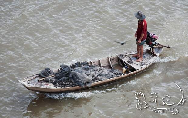 http://gecko-travel.com/wp-content/gallery/mekong-delta/vietnam-can-tho-steer-the-boat.jpg