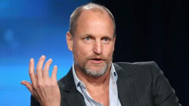 woody harrelson speaking on stage