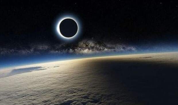 Вот как затмение выглядит из космоса вирусное фото, фейк