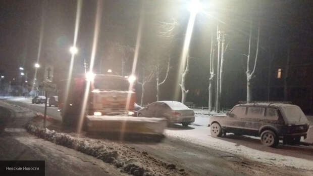 Снегоуборочные бригады расчищают улицы Сестрорецка от выпавшего снега