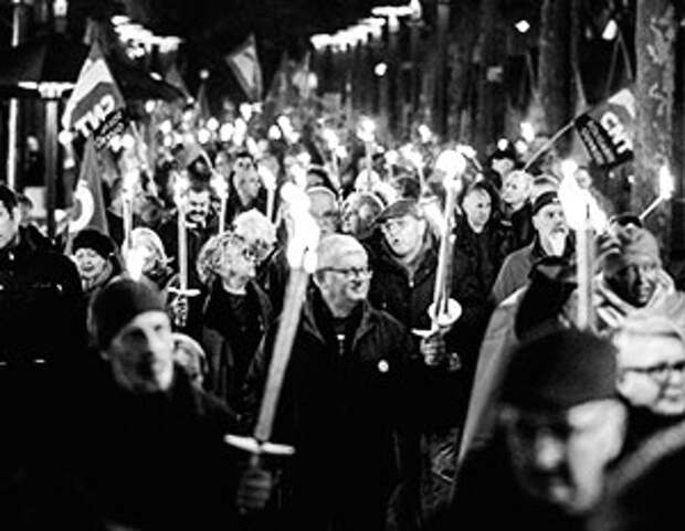 Факельное шествие, собранное в знак протеста против пенсионной реформы