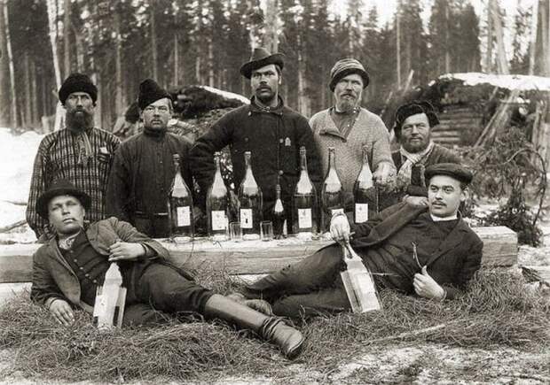 Празднование окончания путины. Традиционный рыбацкий напиток — хлебное вино, она же водка. россия, рыбаки, фото