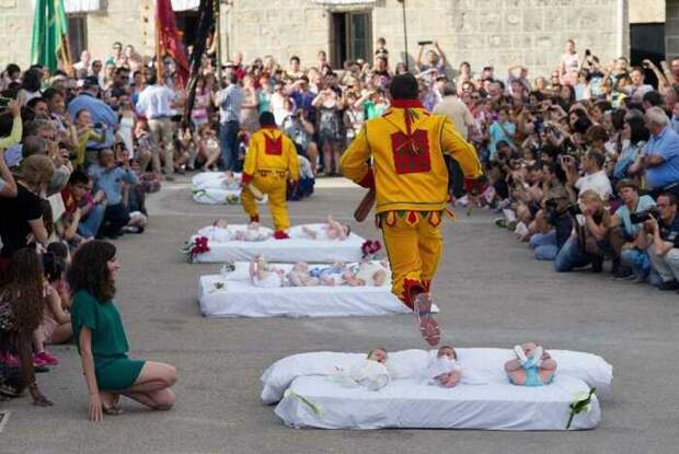 Такими прыжками испанцы очищают души младенцев