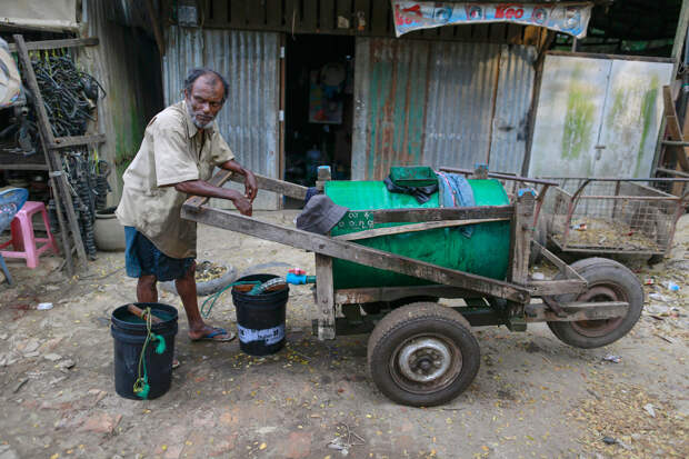 Продавец воды неизвестного происхождения около Янгона