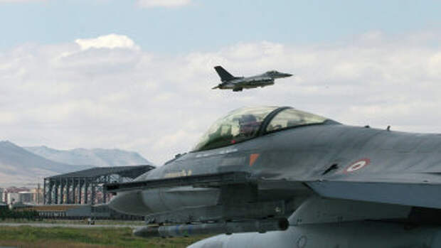 Турецкие истребители F-16. Архивное фото Турецкие истребители F-16. Архивное фото