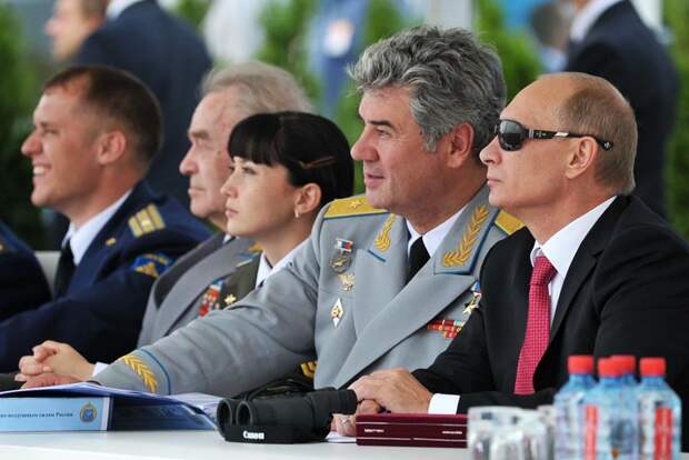 Владимир Путин наблюдает за демонстрационными полётами авиационных групп высшего пилотажа ВВС России с главнокомандующим Военно-воздушными силами России Виктором Бондаревым в августе 2012 года