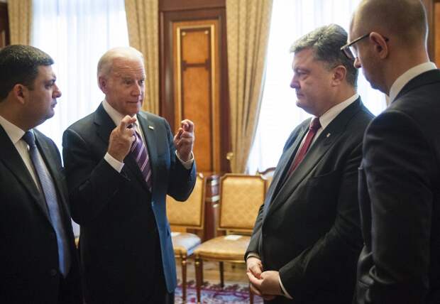 Вице-премьер Украины Владимир Гройсман, вице-президент США Джозеф Байден, президент Украины Петр Порошенко и премьер-министр Украины Арсений Яценюк после заседания Верховной рады Украины, 8 декабря 