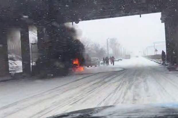 Американец снял горящую технику НАТО в Дружковке рядом с плакатом Бандеры