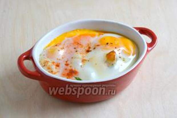 Запекайте 10 -15 минут до желаемой готовности желтков. Картофель с яйцом кокот подавайте к столу в горячем виде.