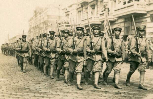 Август 1918 года. Владивосток. Японские войска на улице Светланской. Август 1918 года. Владивосток. Японские войска на улице Светланской.