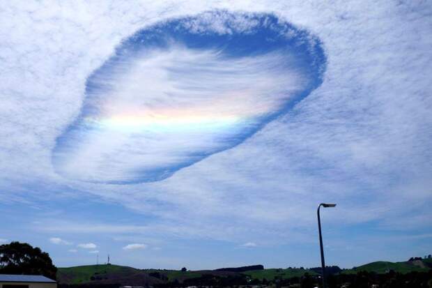 rare-hole-punch-cloud-spotted-in-aus-by-peter-fell-2