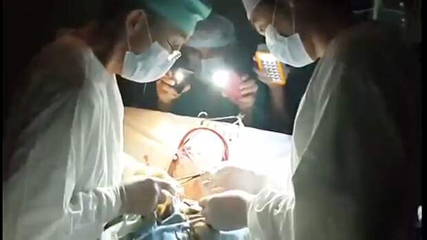 Хирурги Киргизии провели операцию на сердце без электричества