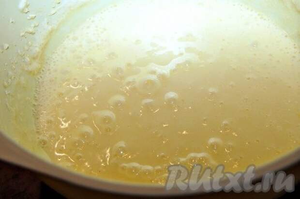 В хорошо взбитую яично-масляную массу вылить лимонное молоко и взбить всю массу.