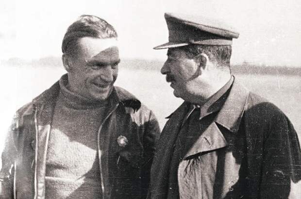 Сталин и Чкалов. /Фото: ic.pics.livejournal.com