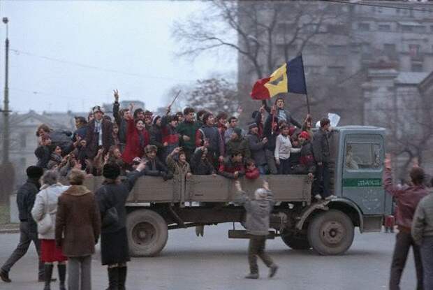 35-AgroupofRomaniansrideinatruckrej.jpg 35-AgroupofRomaniansrideinatruckrej.jpg
