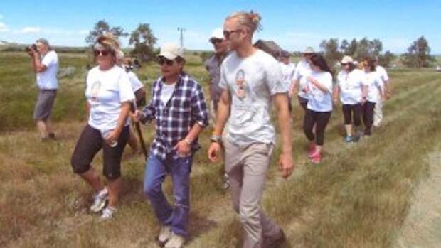 This Actor Climbed the Highest Mountain In North Dakota to Raise Funds For Parkinson’s Disease