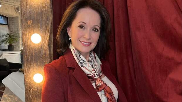 «Ценю такие моменты, неожиданно подаренные судьбой»: Ольга Кабо показала стройную фигуру в фиалковом купальнике