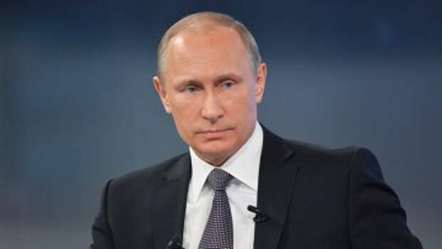 Президент России Владимир Путин отвечает на вопросы россиян во время ежегодной специальной программы Прямая линия с Владимиром Путиным