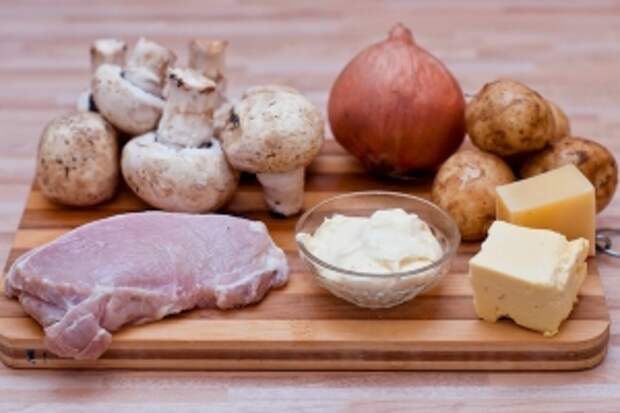 Для запечённого мяса нам потребуется: филе свинины или говядины, грибы, 3-4 молодых картошки, твёрдый сыр, лук, 2 столовые ложки сметаны, столовая ложка уксуса, соль, чёрный перец, паприка, сладкий перец, сушёный базилик и орегано.