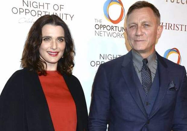 48-летняя жена "Джеймса Бонда" родила дочь