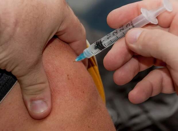 Почему у молодых людей чаще повышается температура после вакцинации?