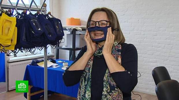 Педагогам петербургской школы-интерната сшили сурдомаски