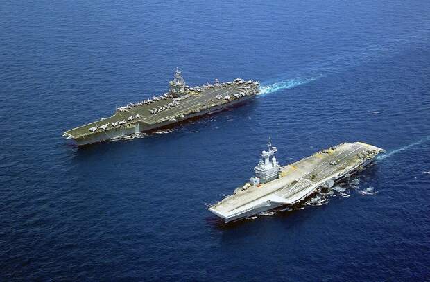 Слева американский авианосец USS «Enterprise», а справа «Шарль де Голль» в Средиземном море 16 мая 2001 год. / Источник Виккипедиа