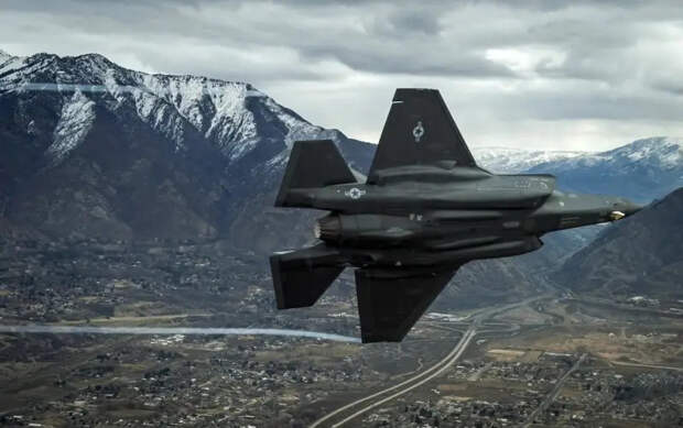 Датская логика: Дания намерена закупить больше истребителей F-35A у США, чтобы защитить Гренландию от США