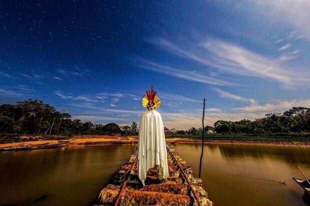 Представитель племени Tanawy Xucuru Cariri стоит у реки Сан-Франсиску, штат Алагоас бразилия, в мире, животный мир, люди, племена, природа, туризм