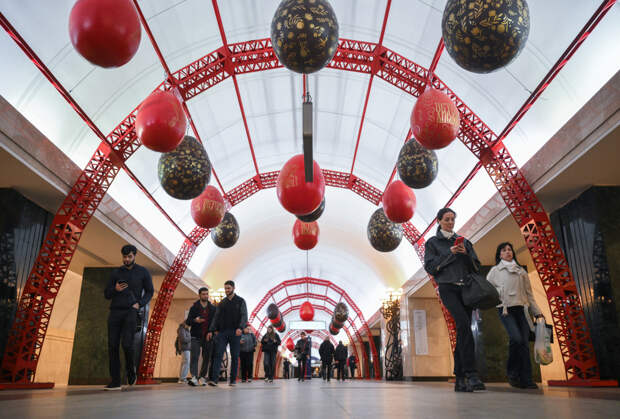 В Москве подвесили гигантские яйца