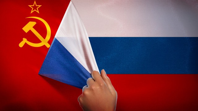 КПРФ предложила заменить российский триколор на флаг СССР