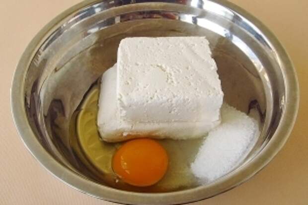 Творог растереть с яйцом и оставшимся сахаром.