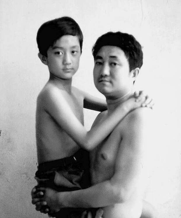 отец и сын фотографировались 30 лет вместе 