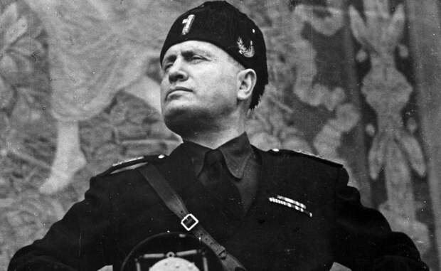 Бенито Муссолини Как и его союзник Адольф Гитлер, итальянский диктатор Бенито Муссолини также пережил много покушений, прежде чем получить заслуженную виселицу. В 1926 году отважная ирландка бросила в диктатора самодельную бомбу — да так неудачно, что лишь немного повредила ему нос.