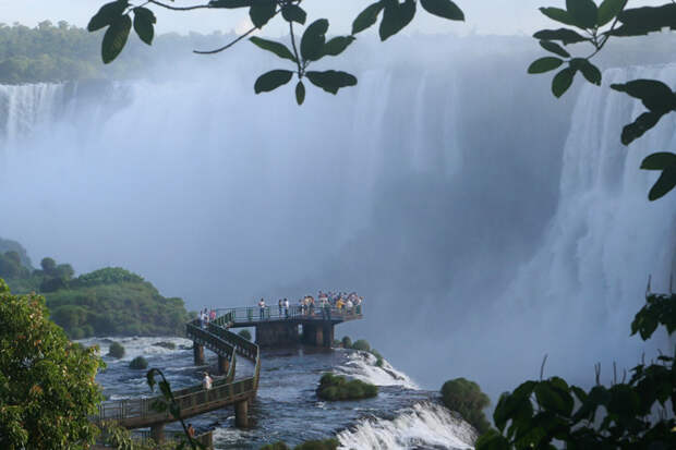 Водопады Игуасу на границе Бразилии и Аргентины