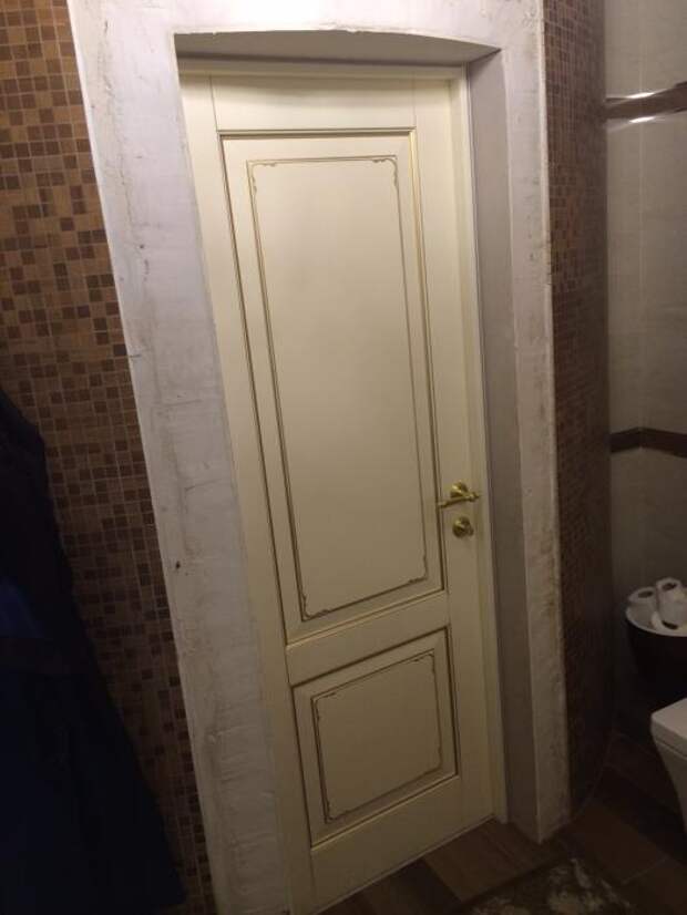 Интерьер ванной комнаты, отделка ванной комнаты, дверь в ванную