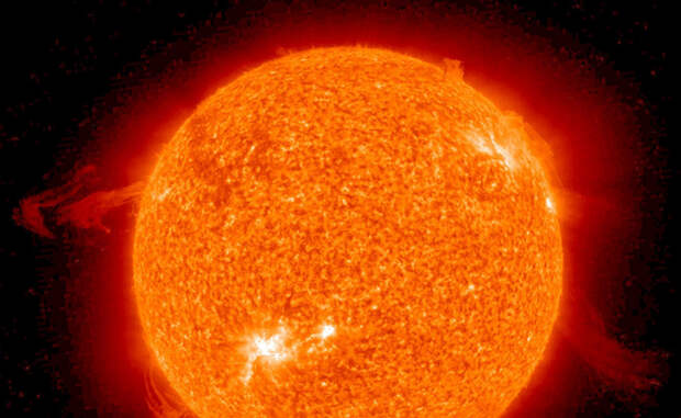 Регуляция Солнца Солнце самостоятельно регулирует состояние собственного ядра. Когда слишком много атомов водорода сталкиваются и слияние происходит при слишком высокой скорости, ядро нагревается и слегка расширяется к внешним слоям. Дополнительное пространство уменьшает плотность атомов и, следовательно, частоту столкновений — ядро начинает охлаждаться, запуская обратный процесс.