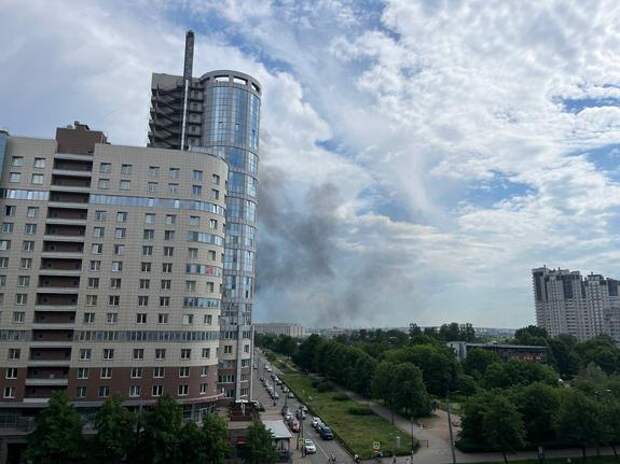 Столб дыма от пожара на Васильевском острове виден с окраин Петербурга