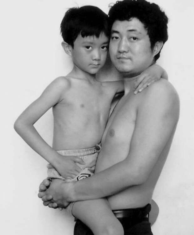 отец и сын фотографировались 30 лет вместе 