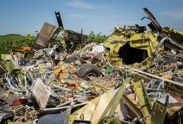 Обломки сбитого в Донбассе самолета рейса MH17 Malaysia Airlines