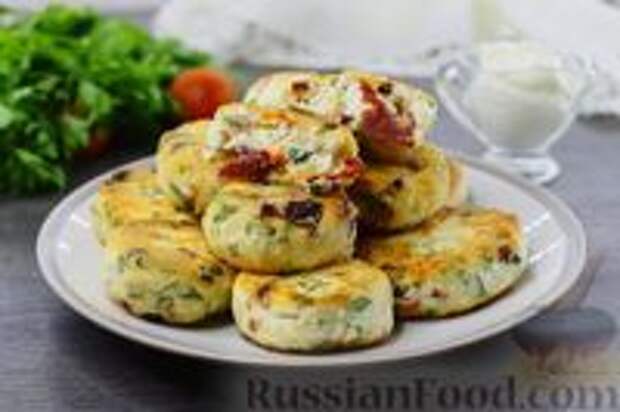 Фото к рецепту: Солёные сырники с вялеными томатами и зеленью