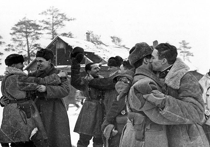 Встреча бойцов Ленинградского и Волховского фронтов у Рабочего поселка №1 во время операции по прорыву блокады Ленинграда
