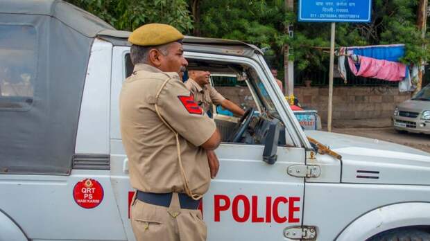 Россиянку с детьми нашли в пещере в Индии