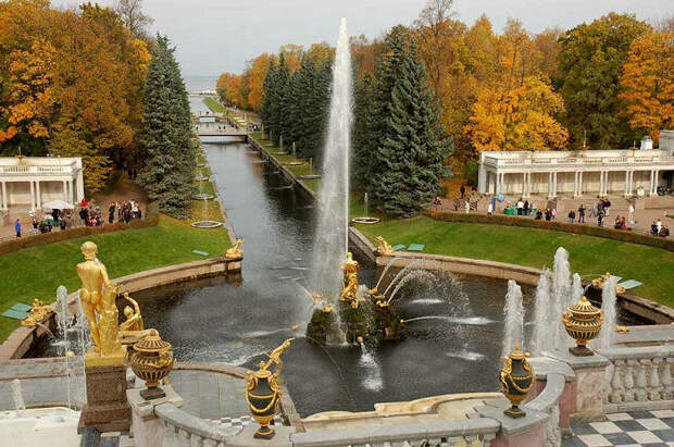 Знаменитый Петергоф в Санкт-Петербурге прекрасен в любое время года, но в оправе из позолоченной листвы становится еще краше и кажется волшебным.