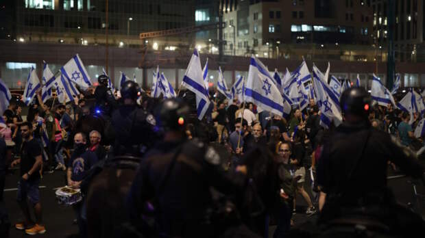 Тысячи израильтян вышли на антиправительственную акцию в Тель-Авиве